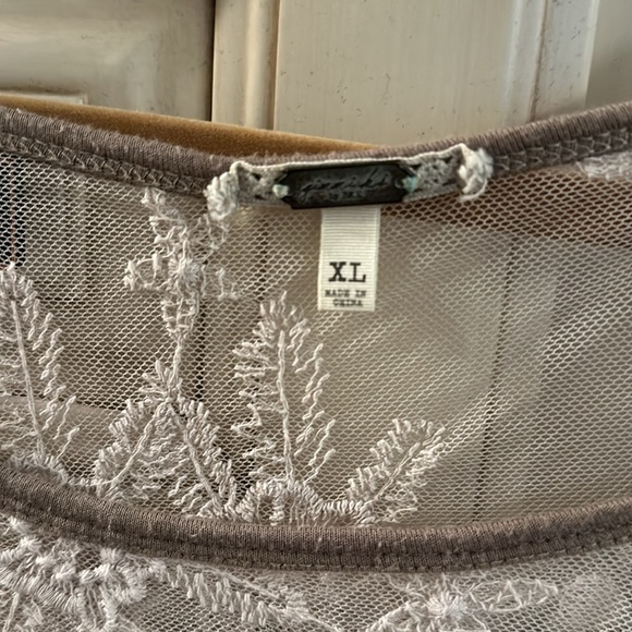 Gimmicks woman’s shirt - Picture 2 of 4